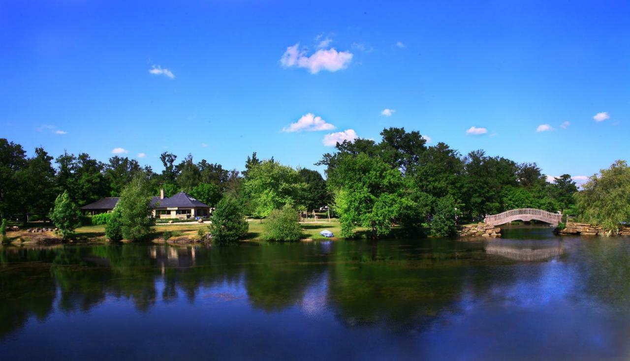 Camping Etang Du Camp Senergues Exterior foto